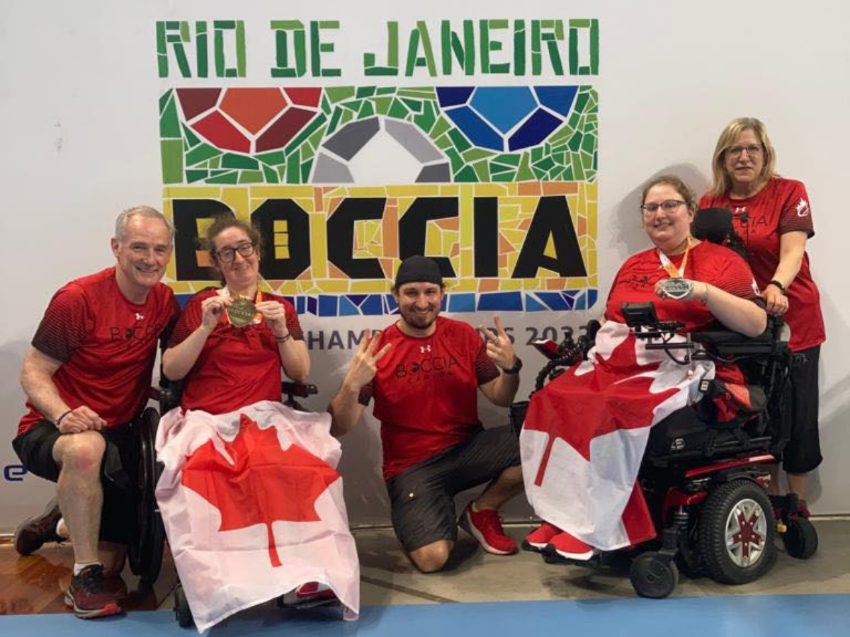 Kristyn Collins and Alison Levine celebrate with their performance partners and Coach César Nicolai at the Rio de Janeiro 2022 World Boccia Cup | Kristyn Collins et Alison Levine célèbrent avec leurs partenaires de performance et l'entraîneur César Nicolai à la Coupe du monde de boccia Rio de Janeiro 2022