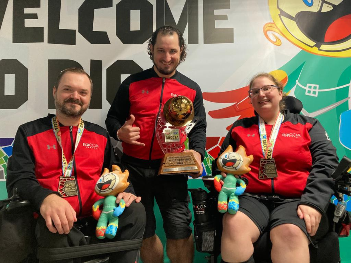 Iulian Ciobanu and Alison Levine smile with their bronze medal and trophy alongside Coach, César Nicolai | Iulian Ciobanu et Alison Levine sourient avec leur médaille de bronze et leur trophée aux côtés de leur entraîneur, César Nicolai