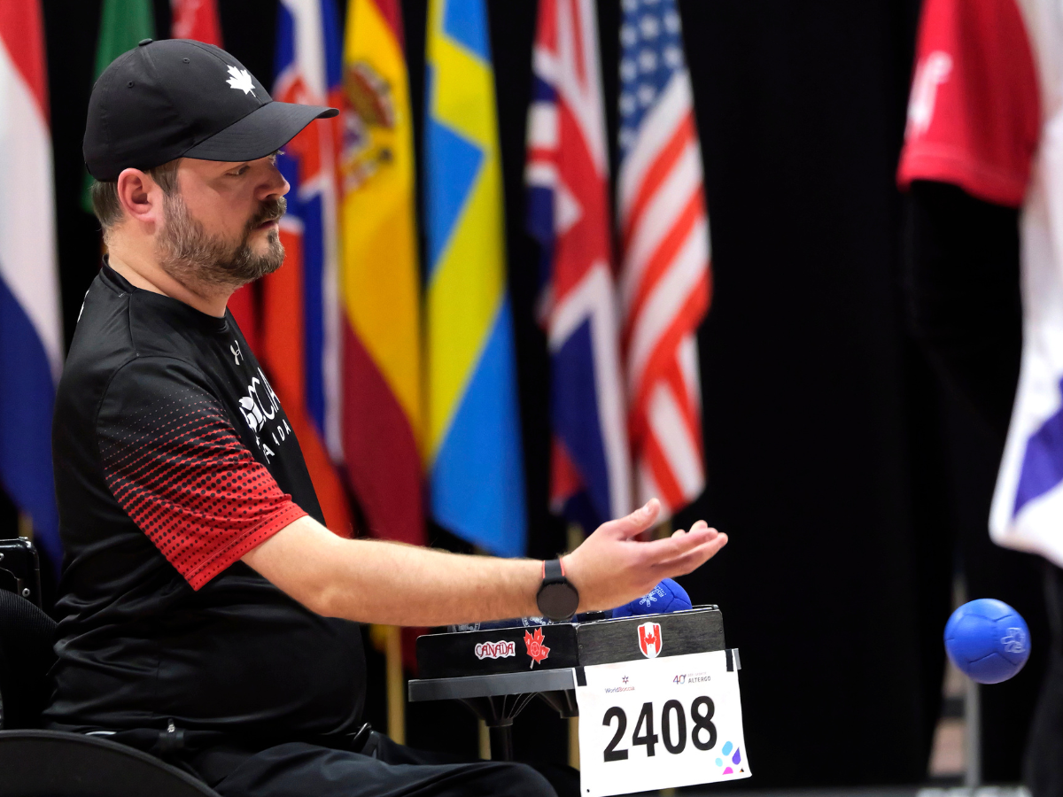 Iulian Ciobanu throwing boccia ball | Iulian Ciobanu lance une balle de boccia